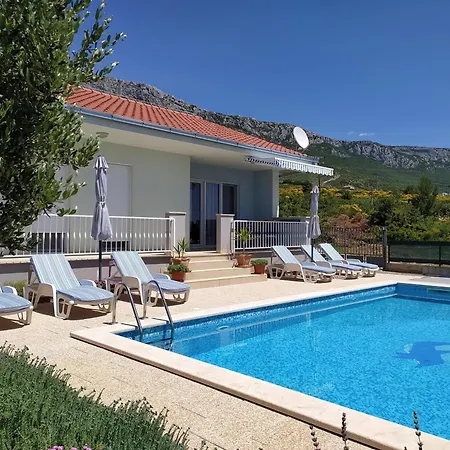 Holiday home Kastel Gomilica: Private Pool For 6 Kastela